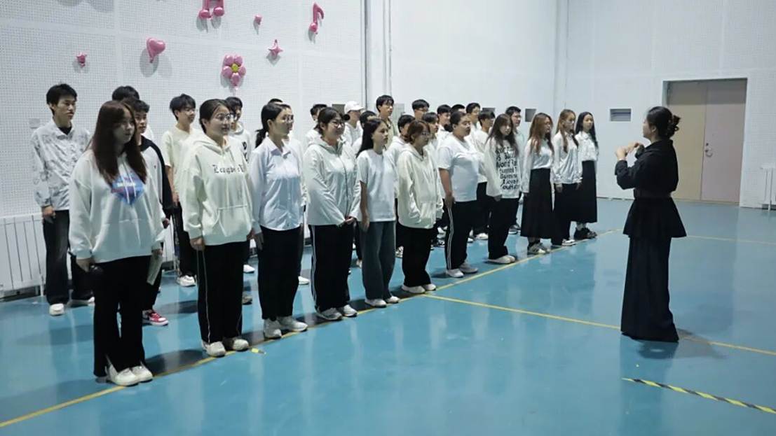 一群小孩站在一起 AI 生成的内容可能不正确。